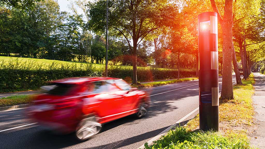 Das Bild ein Radargerät, das gerade ein Auto blitzt.