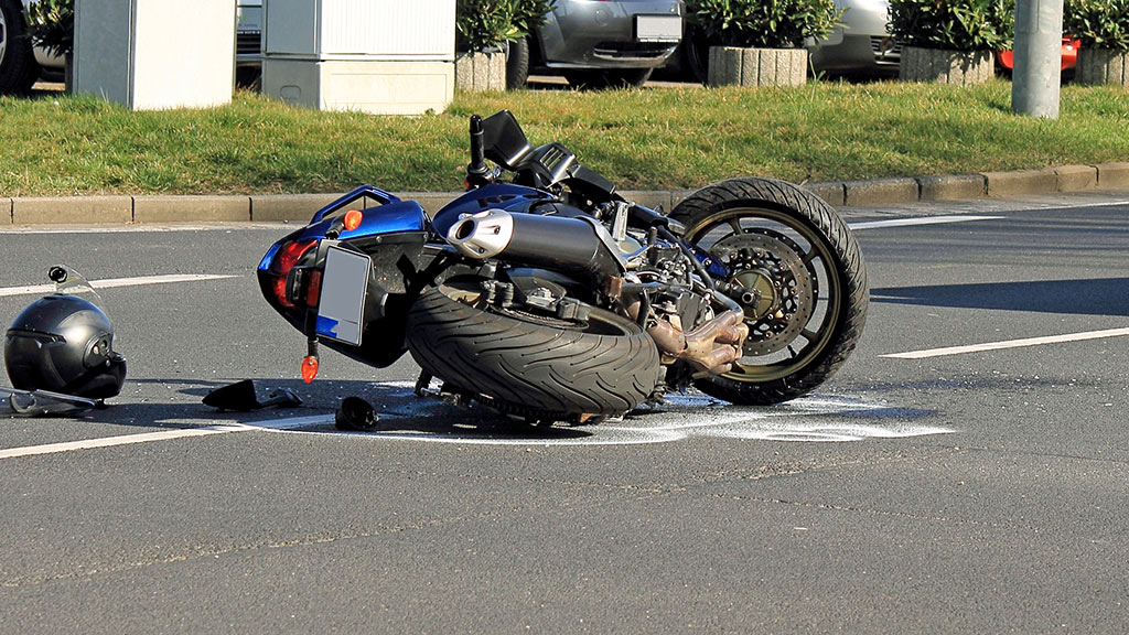 Das Bild zeigt ein verunfalltes Motorrad.