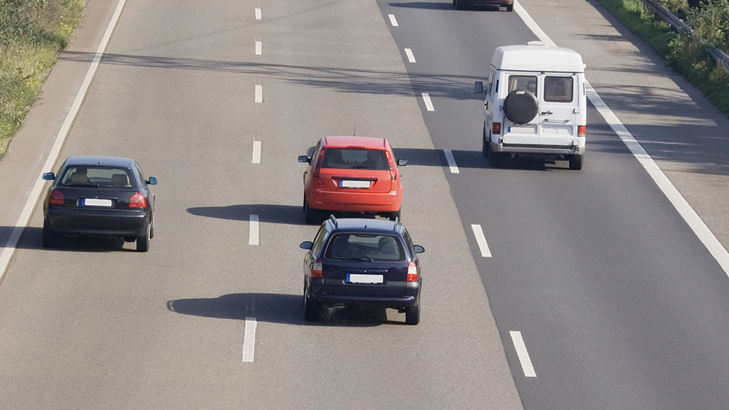 Symbolbild Unfall Das Bild zeigt ein Auto auf der Autobahn, das sehr dicht auf das vordere Fahrzeug auffährt.