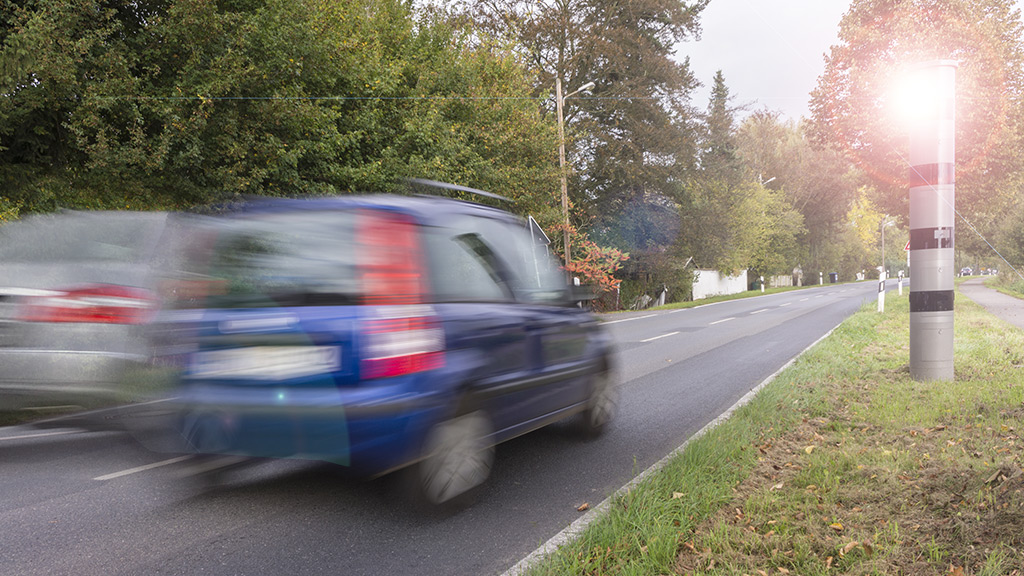 Das Bild zeigt zwei Autos, die gleichzeitig geblitzt werden.