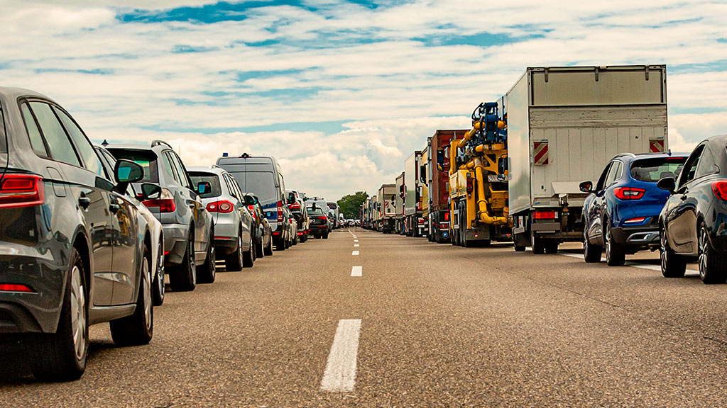 Das Bild zeigt eine vorbildliche Rettungsgasse während eines Staus auf einer Autobahn